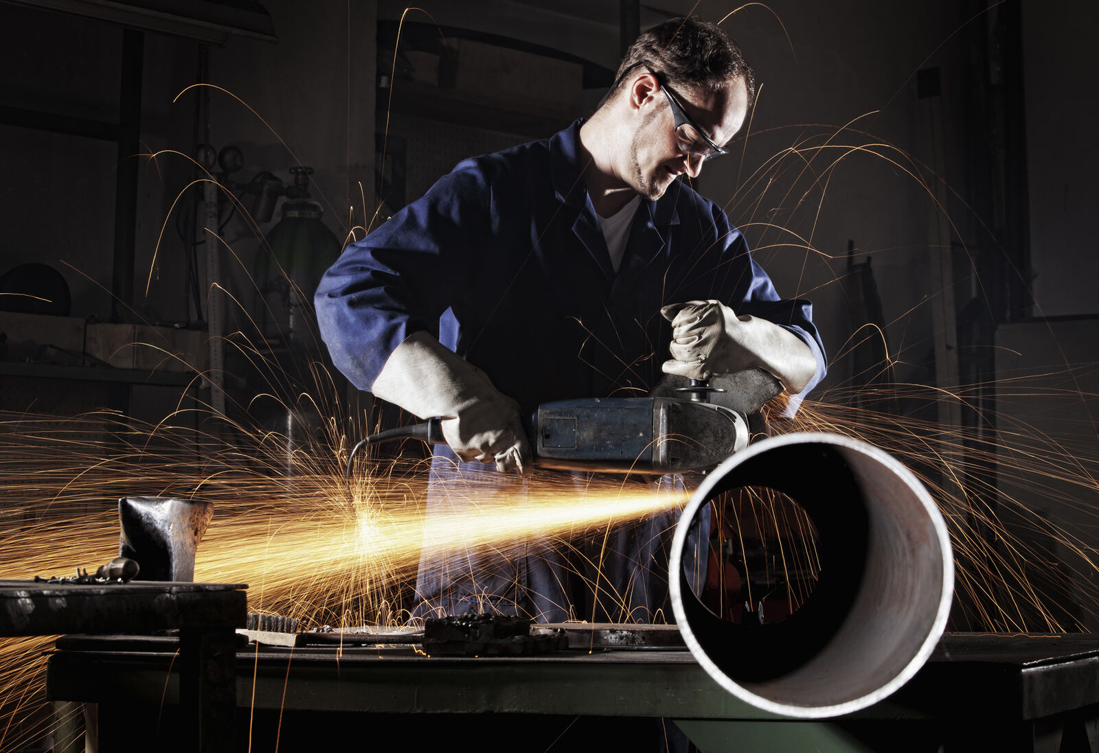 Travail de chaudronnerie dans l'atelier ASMC